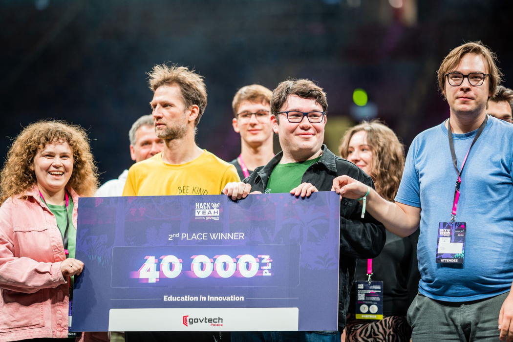 Zespół #młodegoinnoWATora Michała Oręziaka odbiera nagrodę za 2 miejsce w konkursie HackYeah 2023