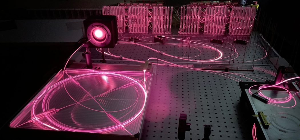 Naukowcy z Instytutu Optoelektroniki WAT we współpracy z naukowcami z Czeskiej Akademii Nauk w artykule opublikowanym w czasopiśmie „Journal of Lightwave Technology”, przedstawili wyniki prac badawczych dotyczących rozwijania technologii światłowodowych układów laserowych generujących promieniowanie o wysokiej mocy wyjściowej w zakresie widmowym 2 µm. Lasery wielkich mocy mogą znaleźć zastosowanie w badaniach podstawowych oraz broni skierowanej energii.