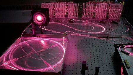 Naukowcy z Instytutu Optoelektroniki WAT we współpracy z naukowcami z Czeskiej Akademii Nauk w artykule opublikowanym w czasopiśmie „Journal of Lightwave Technology”, przedstawili wyniki prac badawczych dotyczących rozwijania technologii światłowodowych układów laserowych generujących promieniowanie o wysokiej mocy wyjściowej w zakresie widmowym 2 µm. Lasery wielkich mocy mogą znaleźć zastosowanie w badaniach podstawowych oraz broni skierowanej energii.