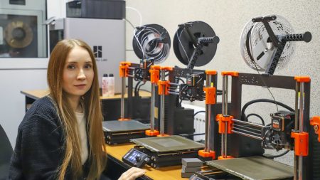 Naukowcy z Wojskowej Akademii Technicznej testują alternatywną metodę druku 3D – ekstruzję materiałów (MEX), charakteryzującą się niskim kosztem i prostotą użytkowania. W obliczu rosnącej popularności technik addytywnych w przemyśle motoryzacyjnym, lotniczym i kosmicznym zespół bada, czy MEX, stosowany dotychczas głównie do druku polimerów, sprawdzi się w produkcji metalowych komponentów ze stali 17-4 PH jako tańsza alternatywa dla zaawansowanych metod laserowych, takich jak PBF-LB/M.