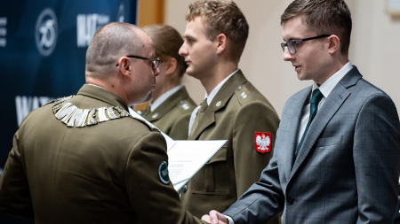 Rektor-Komendant WAT wręcza nagrodę mgr. inż. Markowi Ostryszowi