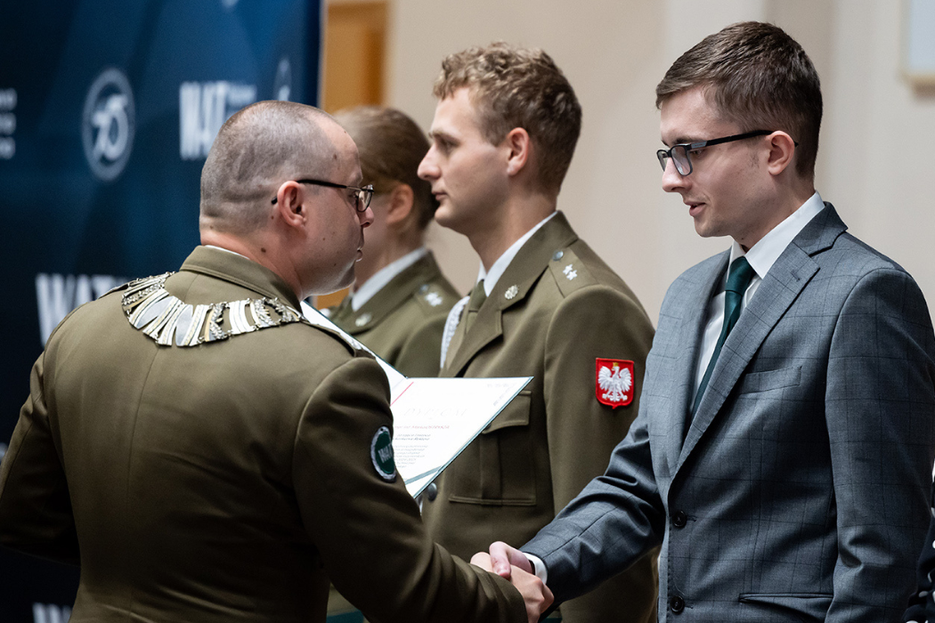 Rektor-Komendant WAT wręcza nagrodę mgr. inż. Markowi Ostryszowi