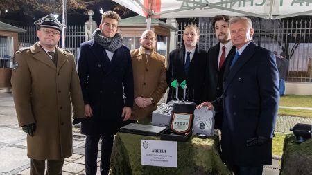 Zespół prezentuje nagrodę. Na zdjęciu są podsekretarz Stanu w MON Stanisław Wziątek i Rektor WAT gen. Przemysław Wachulak.