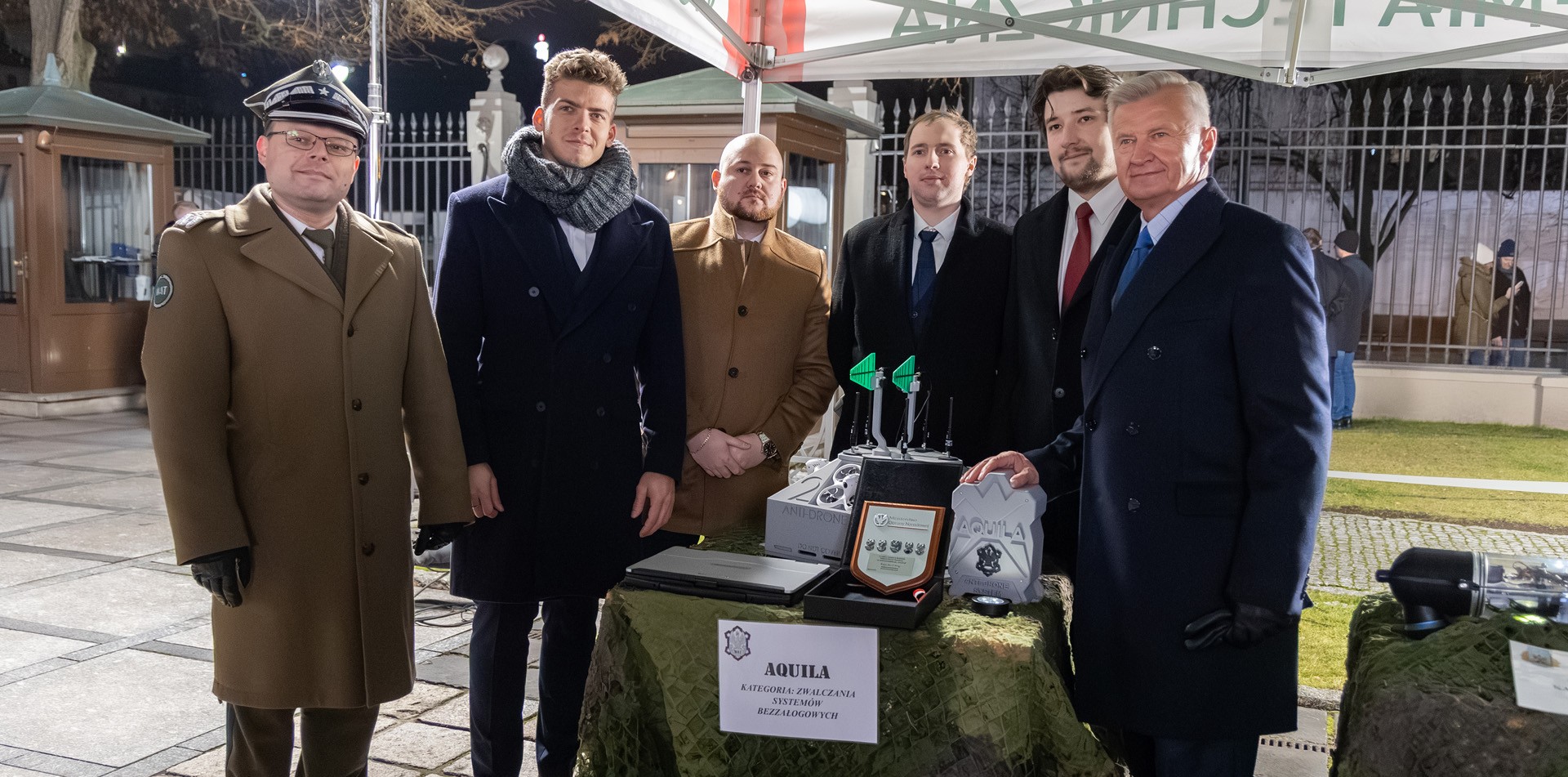 Zespół prezentuje nagrodę. Na zdjęciu są podsekretarz Stanu w MON Stanisław Wziątek i Rektor WAT gen. Przemysław Wachulak.