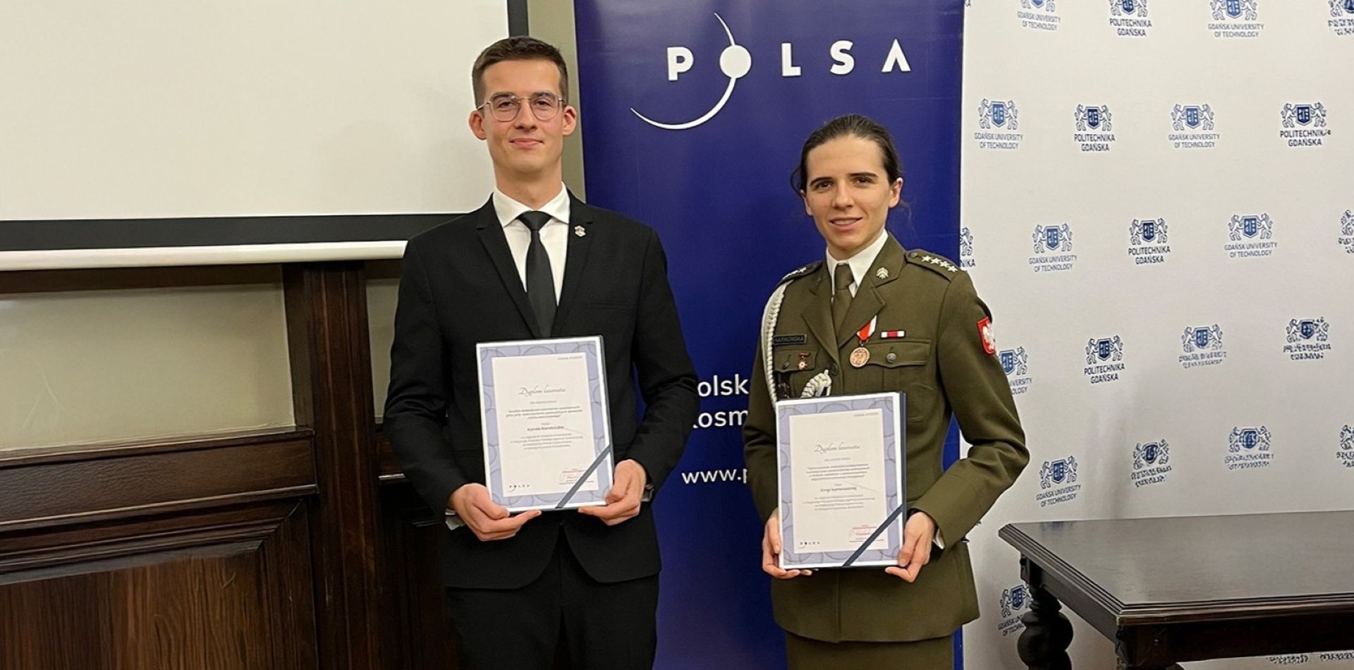 Zdjęcie laureatów konkursu. Prezentują dyplomy.